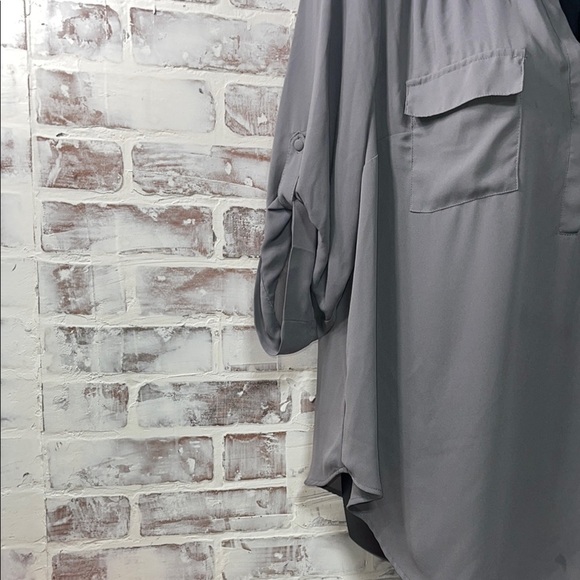Torrid Gray 3 Button Blouse 2X - Picture 4 of 6